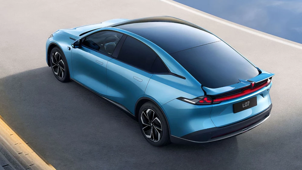 Электрический лифтбэк Deepal L07 сбоку сзади