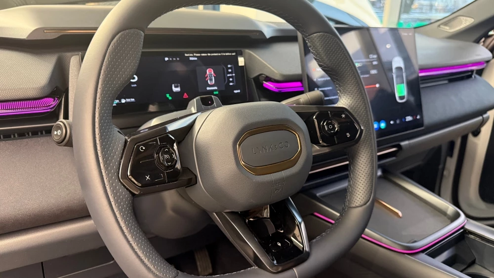 Lynk & Co 08 EM-P в Казахстане презентация салон интерьер руль