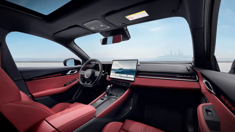 В Китае Lynk & Co 03 мощностью 268 л.с. оснащается большим регулируемым спойлером из углеволокна.