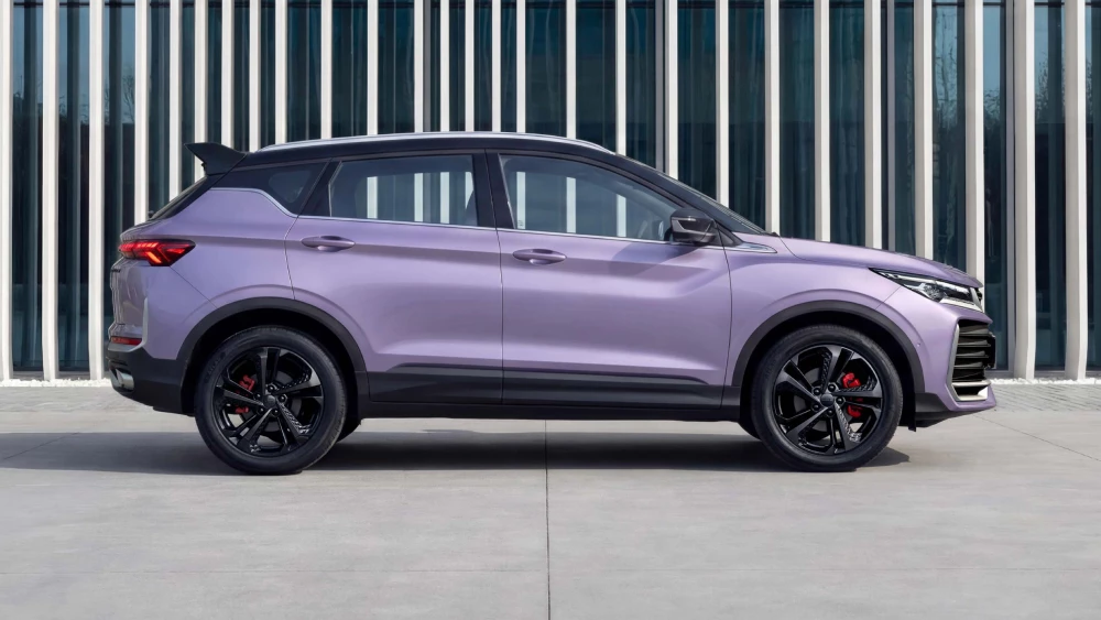 Обновленный Geely Coolray вышел на рынок Казахстана сбоку сереневый кроссовер