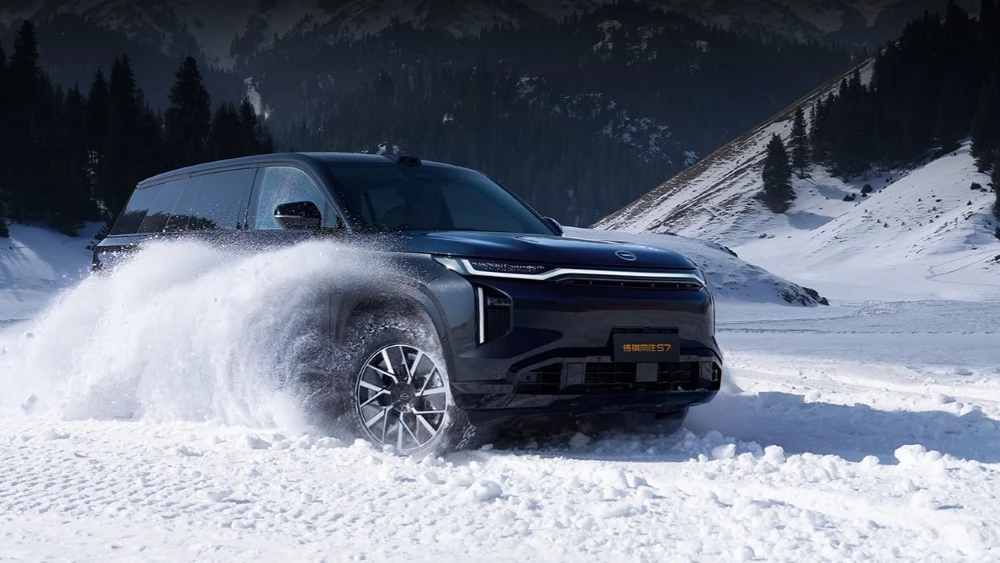 гибридный GAC S7 сбоку спереди