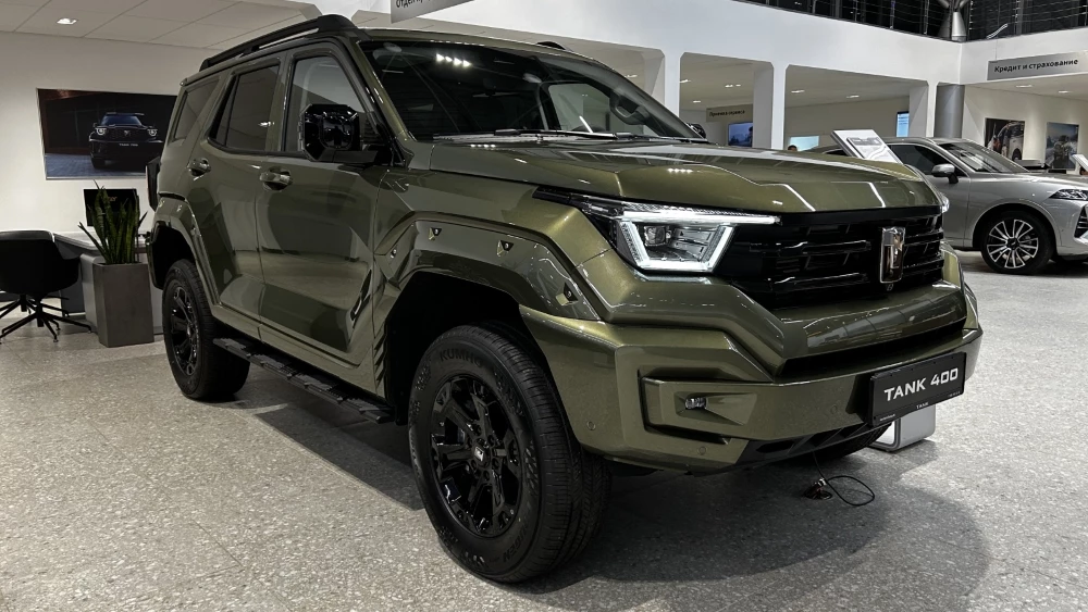 Tank 400 у дилера в автосалоне балтавтотрейд сбоку спереди в москве