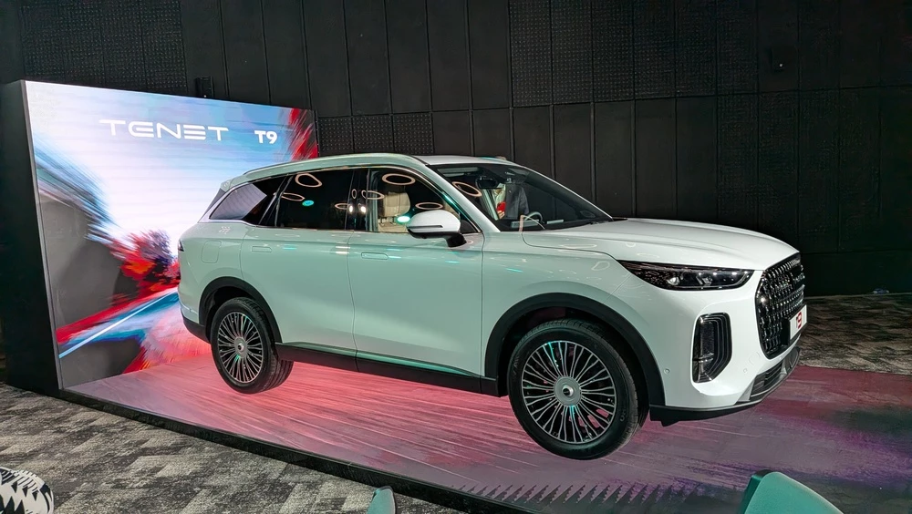 Tenet T9 презентация в России сбоку спереди