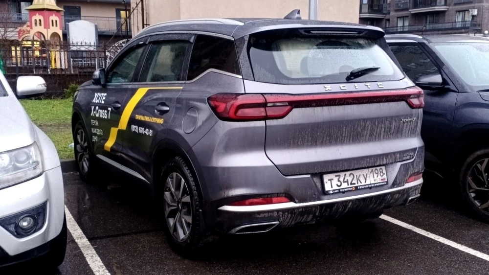 Xcite X-cross 7 сбоку сзади у автосалона в санкт-петербурге