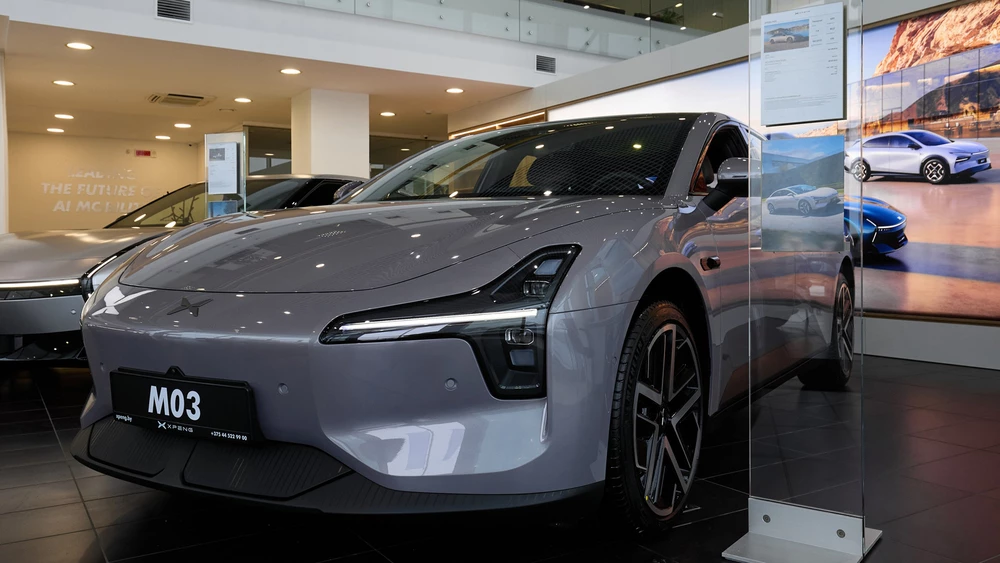 лифтбэк XPENG Mona M03 сбоку спереди официально в беларуси в минске у дилера в автосалоне