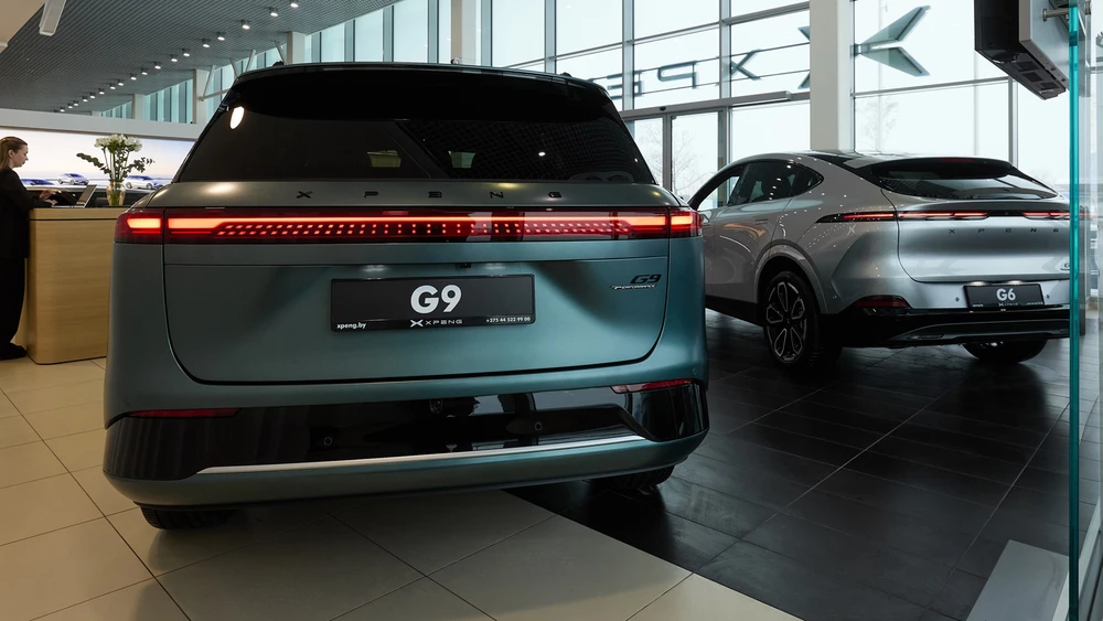 XPENG G9 сзади официально в беларуси в минске у дилера в автосалоне