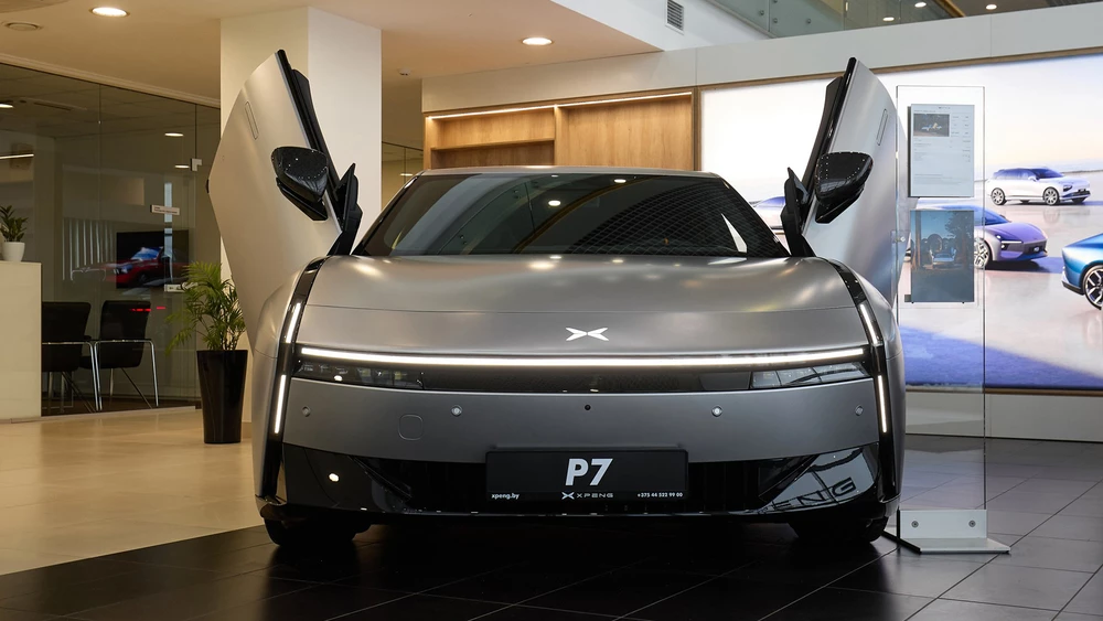 лифтбэк XPENG P7 New сбоку спереди официально в беларуси в минске у дилера в автосалоне