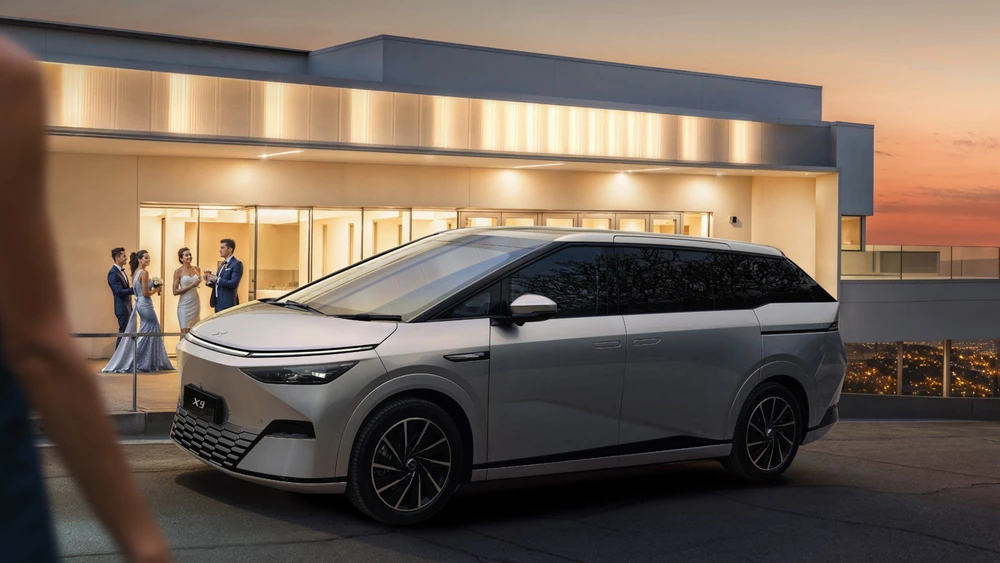 Xpeng X9 сбоку