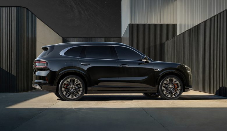 В Китае завершились 30 000-километровые дорожные испытания кроссовера Zeekr 8X.