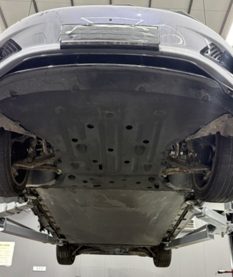 В Китае BYD Seal спровоцировал транспортный коллапс, водитель успел покинуть салон перед его обрушением в Гонконге.