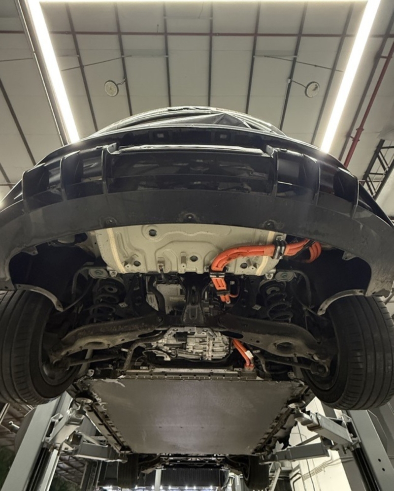 В Китае BYD Seal спровоцировал транспортный коллапс, водитель успел покинуть салон перед его обрушением в Гонконге.