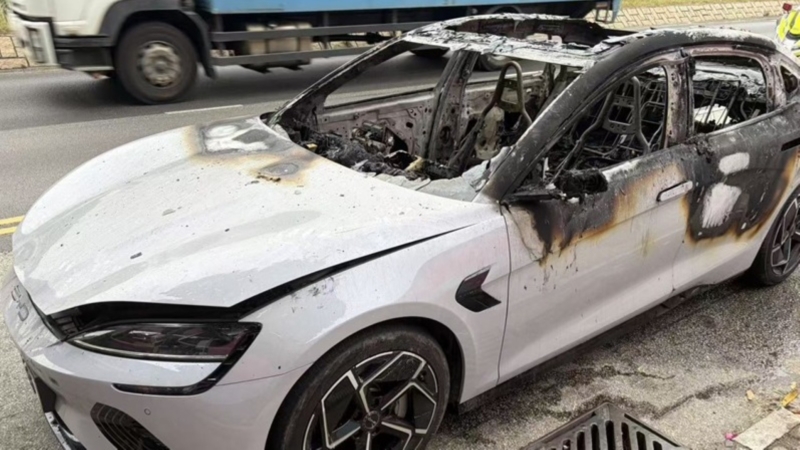 В Китае BYD Seal спровоцировал транспортный коллапс, водитель успел покинуть салон перед его обрушением в Гонконге.