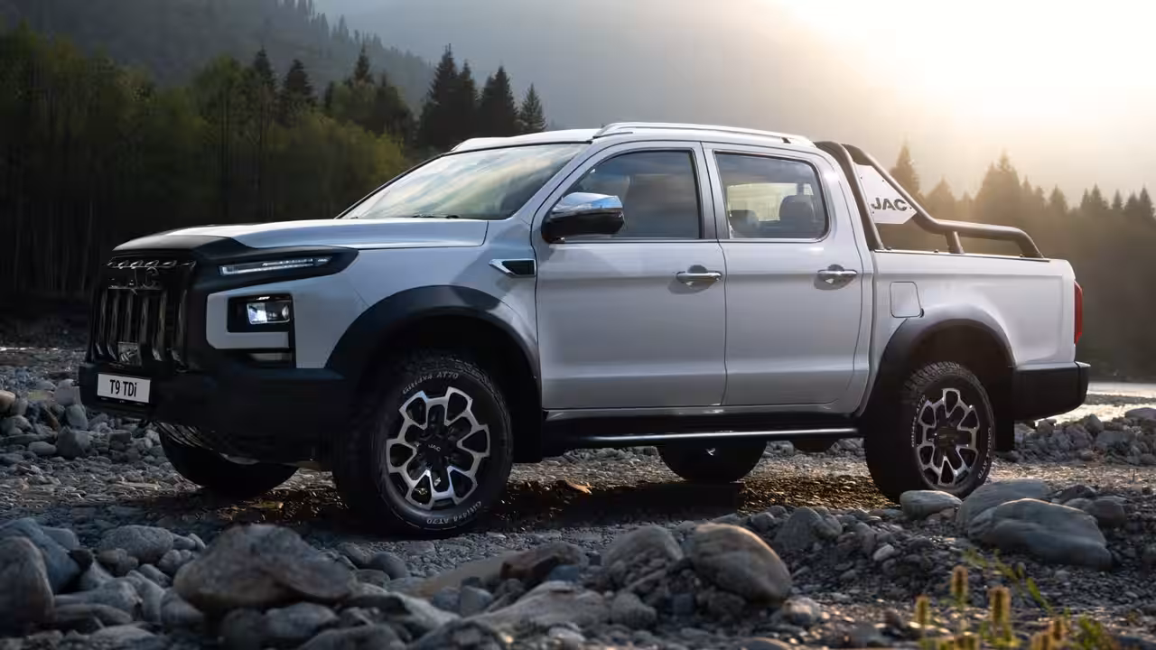 В России падают продажи JAC, технологического донора «Москвича», — они сократились более чем в два раза.