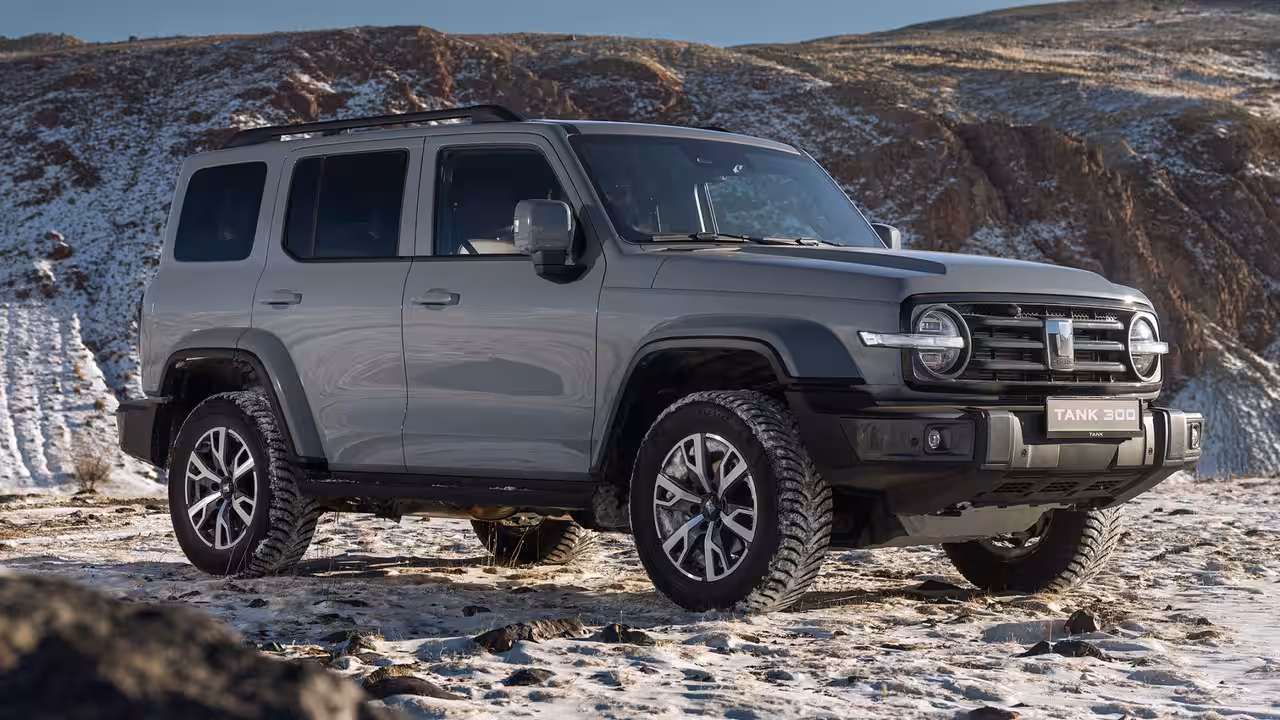 В России обновлены цены на популярные внедорожники Tank 300 и Tank 500 2026 года выпуска.
