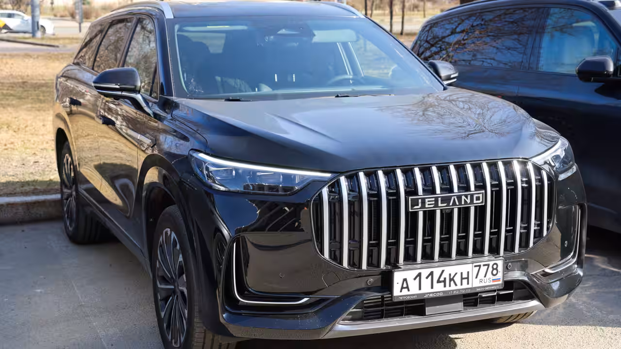 В России запущено производство привычных кроссоверов под новым брендом спустя 11 лет.