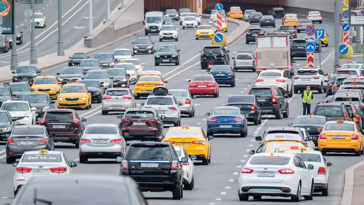 В России названы топ-10 популярных авто в Москве, рассказано о самых покупаемых моделях.