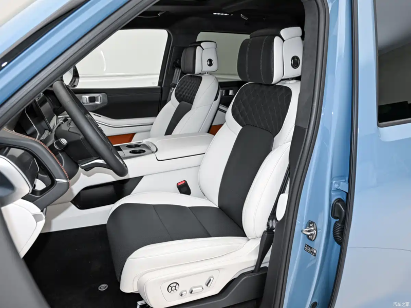 В Китае открылись предзаказы на Tank 700 от GWM: цена от 63 500 USD, лидар и трёхэкранный салон с Coffee OS.