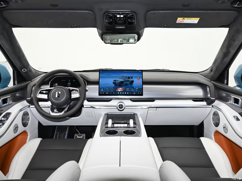 В Китае открылись предзаказы на Tank 700 от GWM: цена от 63 500 USD, лидар и трёхэкранный салон с Coffee OS.