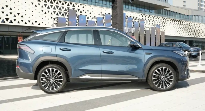 В Китае дебютировал Geely Galaxy M7 PHEV с запасом хода 225 км на электричестве и 1730 км суммарно.