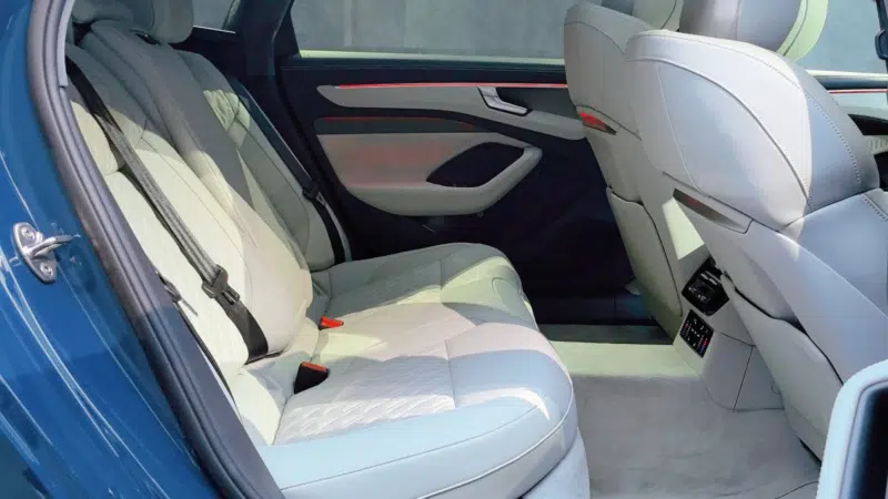 В Китае стартовали продажи нового Audi A6L с гибридной системой V6 мощностью 386 л.с.