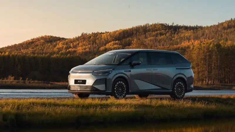 В Китае запущен обновленный электромобиль Xpeng X9 с задним подруливающим устройством и 2250 TOPS.