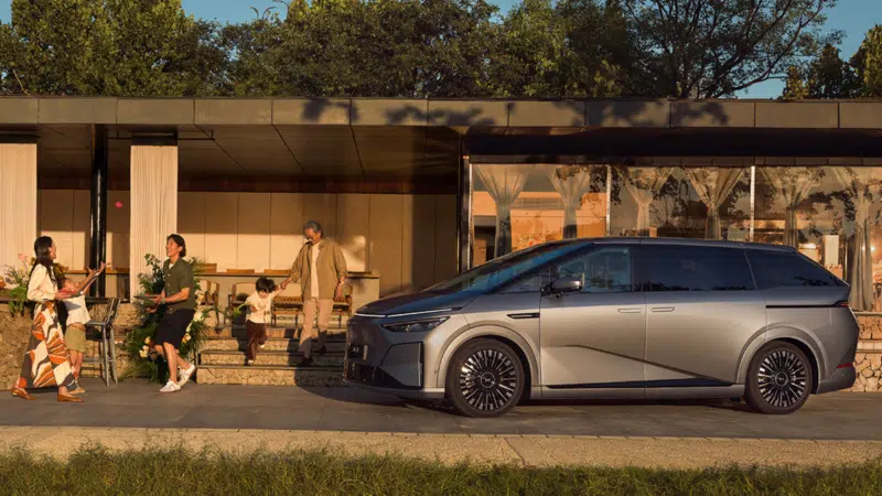 В Китае запущен обновленный электромобиль Xpeng X9 с задним подруливающим устройством и 2250 TOPS.