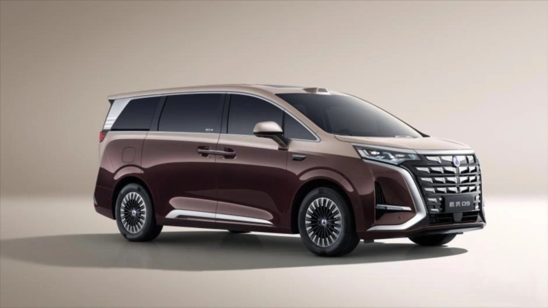 В Китае показали обновленный интерьер Denza D9 с трехрядной компоновкой перед стартом предпродаж.