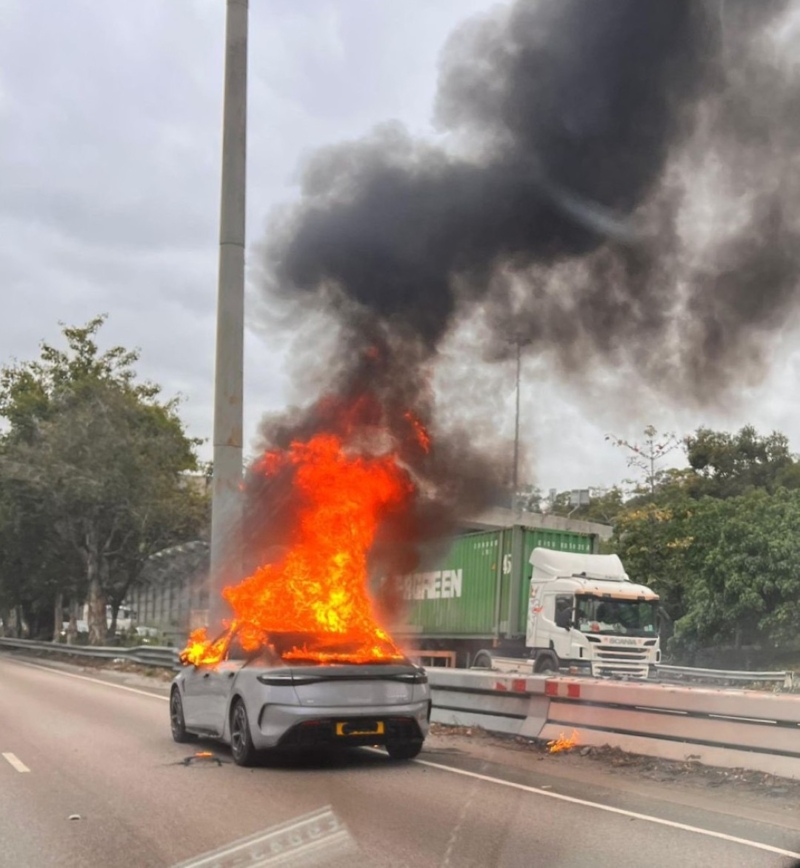 В Китае BYD Seal спровоцировал транспортный коллапс, водитель успел покинуть салон перед его обрушением в Гонконге.