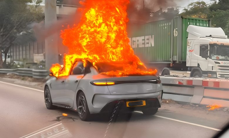 В Китае BYD Seal спровоцировал транспортный коллапс, водитель успел покинуть салон перед его обрушением в Гонконге.