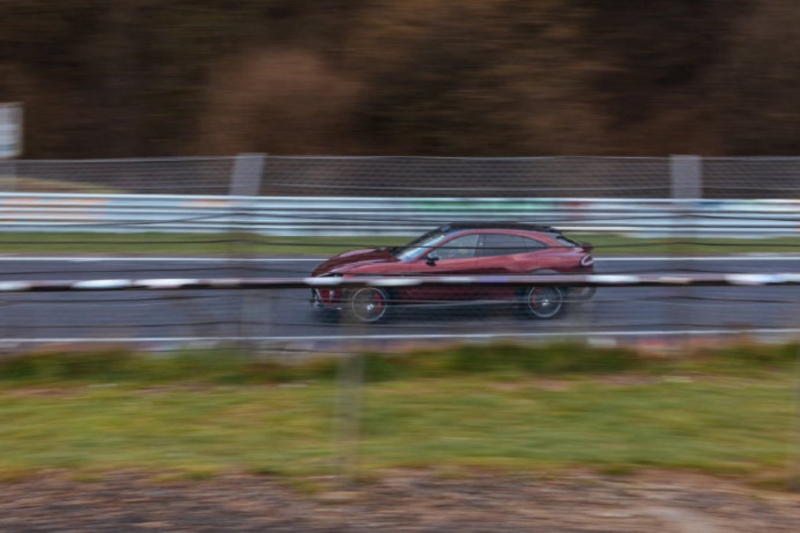 Xiaomi YU7 GT без камуфляжа на Нюрбургринге: красный кузов, стикеры GT и агрессивная аэродинамика.