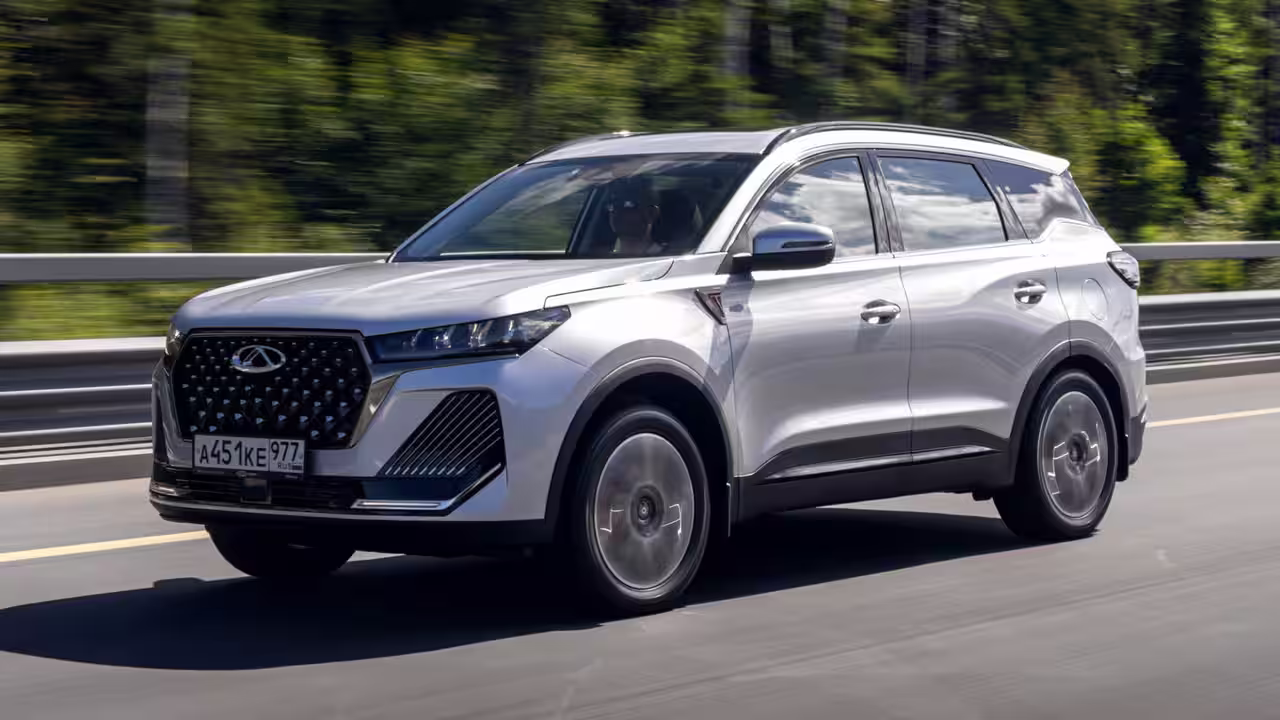 В России стало известно, сколько китайских кроссоверов покинуло страну с начала года.