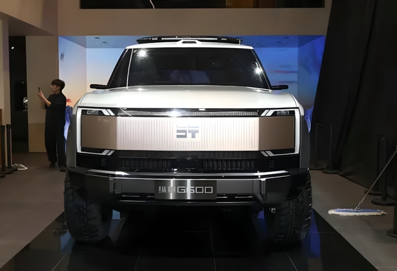 В Китае представлен футуристичный гибридный внедорожник Jetour Zongheng G600, призванный конкурировать с Tank 700.