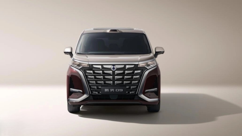 В Китае показали обновленный интерьер Denza D9 с трехрядной компоновкой перед стартом предпродаж.