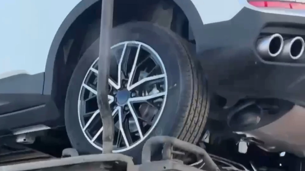 Новый Belgee X50+ заметили перед дебютом в России кроссовер сзади белый колесо выхлопная система 