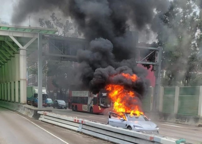 В Китае BYD Seal спровоцировал транспортный коллапс, водитель успел покинуть салон перед его обрушением в Гонконге.