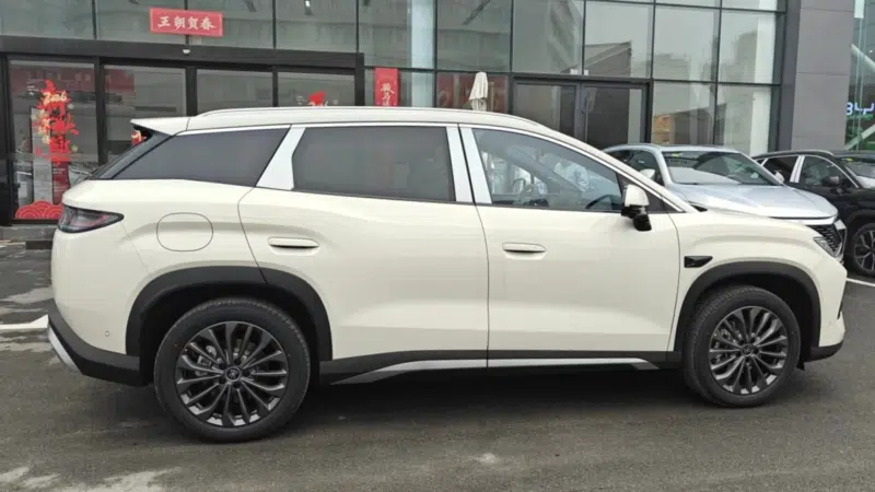 В Китае стартовали предпродажи кроссовера BYD Song Ultra EV по цене от 22 470 долларов США