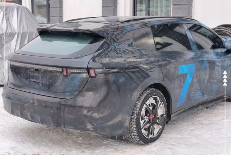 В Китае замечен Lynk & Co 07, ожидаемая мощность которого составляет 408 л.с. и 615 Н·м крутящего момента.