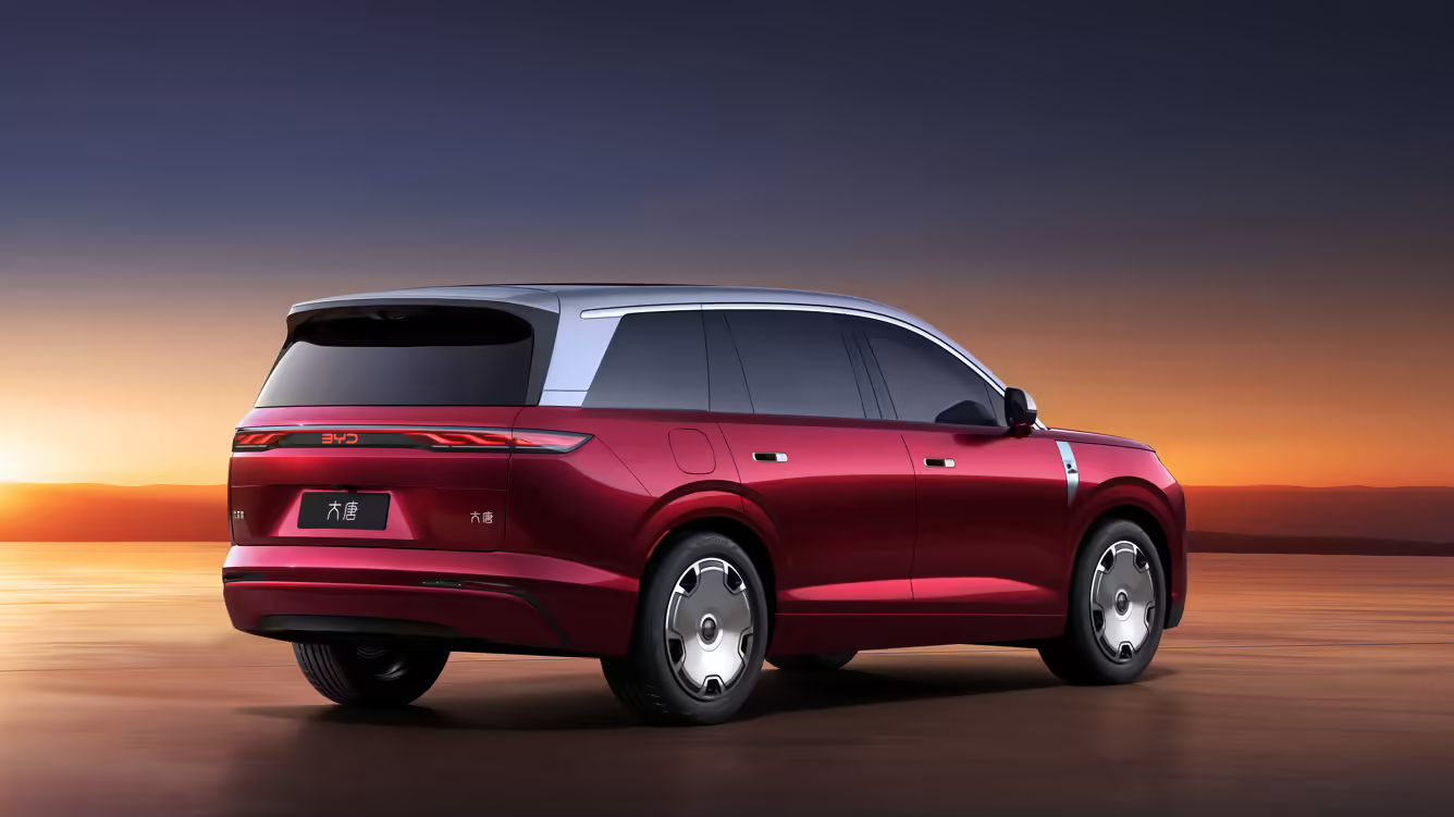 В Китае BYD раскрыл облик своего флагманского кроссовера Great Tang D-класса, премьера которого намечена на 5 марта.