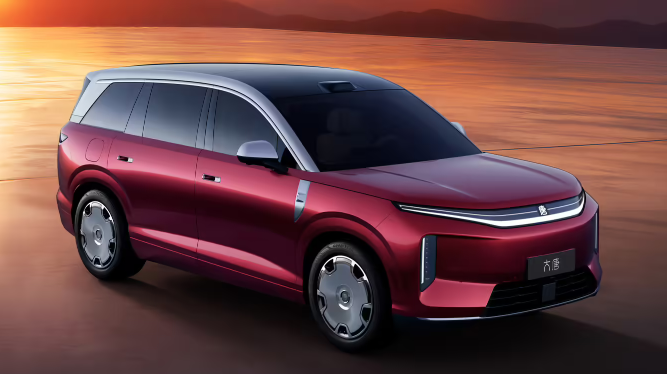 В Китае BYD раскрыл облик своего флагманского кроссовера Great Tang D-класса, премьера которого намечена на 5 марта.