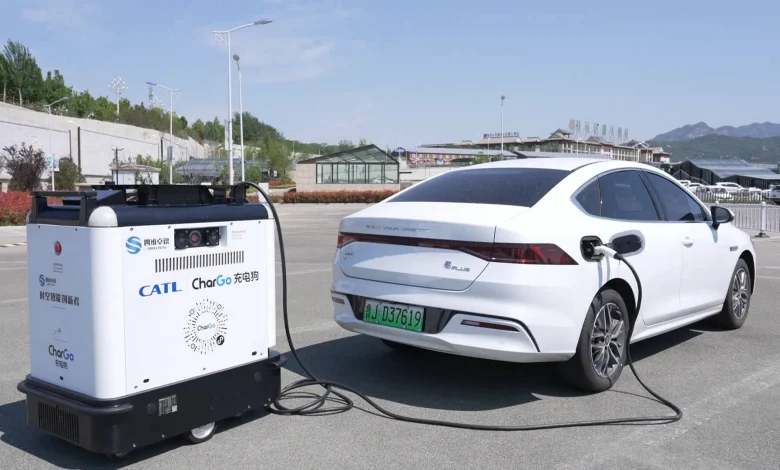 В Китае роботизированные мобильные зарядные станции превращают любое парковочное место в зарядную станцию для электромобилей.