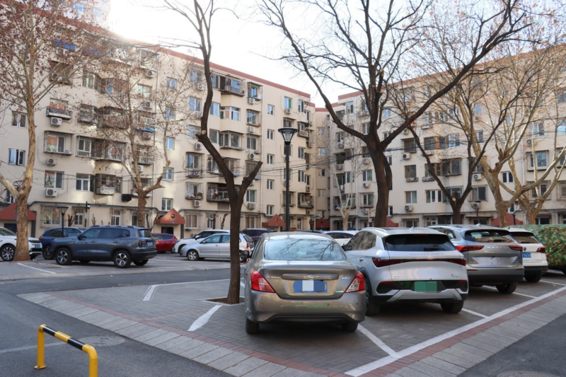 В Китае роботизированные мобильные зарядные станции превращают любое парковочное место в зарядную станцию для электромобилей.