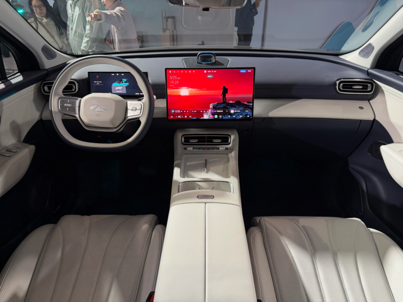 В Китае стартовали предпродажи гибридного кроссовера Chery Fulwin T9L Hybrid SUV со 2000-километровым запасом хода.