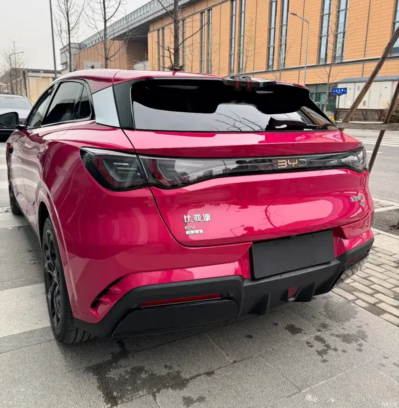 В Китае BYD представит гибридные и полностью электрические вагоны Seal 06 GT и Seal 06 DM-i с мгновенной зарядкой 2 апреля.