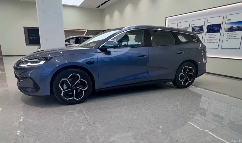 В Китае BYD представит гибридные и полностью электрические вагоны Seal 06 GT и Seal 06 DM-i с мгновенной зарядкой 2 апреля.