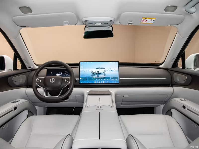 В Китае 16 апреля представят Leapmotor D19 с крупнейшей в мире батареей EREV или архитектурой 1000В.