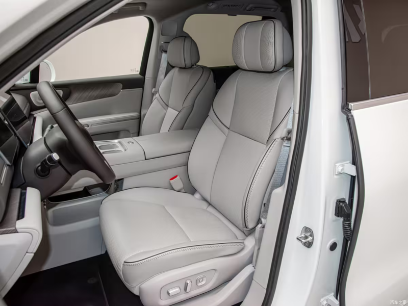 В Китае 16 апреля представят Leapmotor D19 с крупнейшей в мире батареей EREV или архитектурой 1000В.