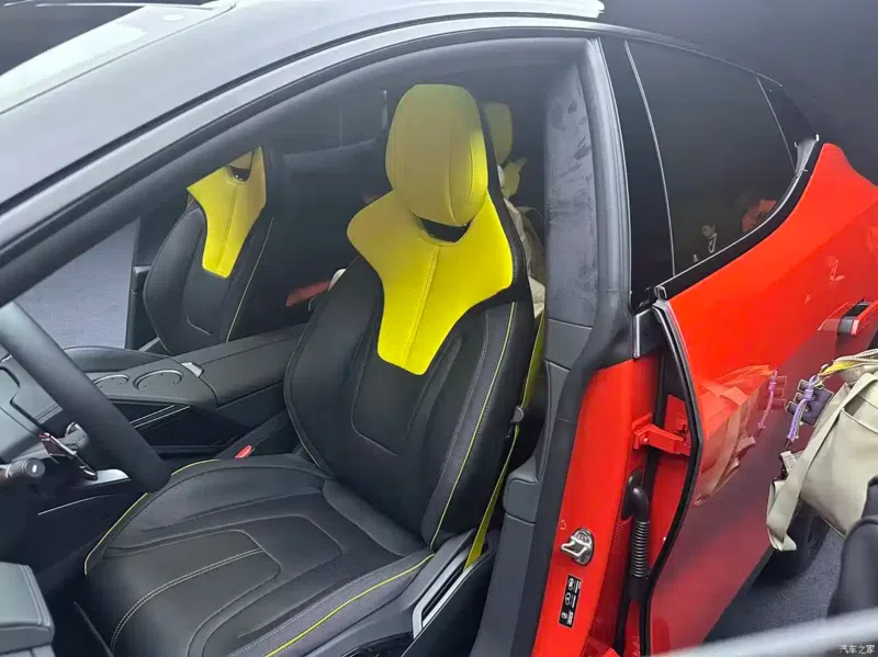 В Китае раскрыли интерьер Lotus For Me, готового к мировому дебюту с гибридной установкой мощностью 952 л.с.