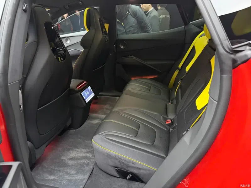 В Китае раскрыли интерьер Lotus For Me, готового к мировому дебюту с гибридной установкой мощностью 952 л.с.