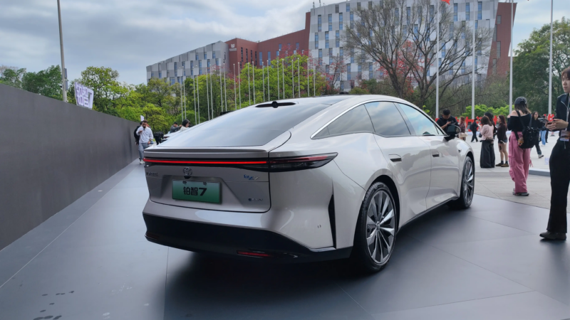 В Китае стартовали предпродажи Toyota bZ7 с технологиями Huawei и экосистемой Xiaomi от 26 000 долларов.