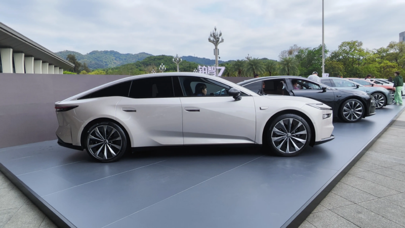 В Китае стартовали предпродажи Toyota bZ7 с технологиями Huawei и экосистемой Xiaomi от 26 000 долларов.